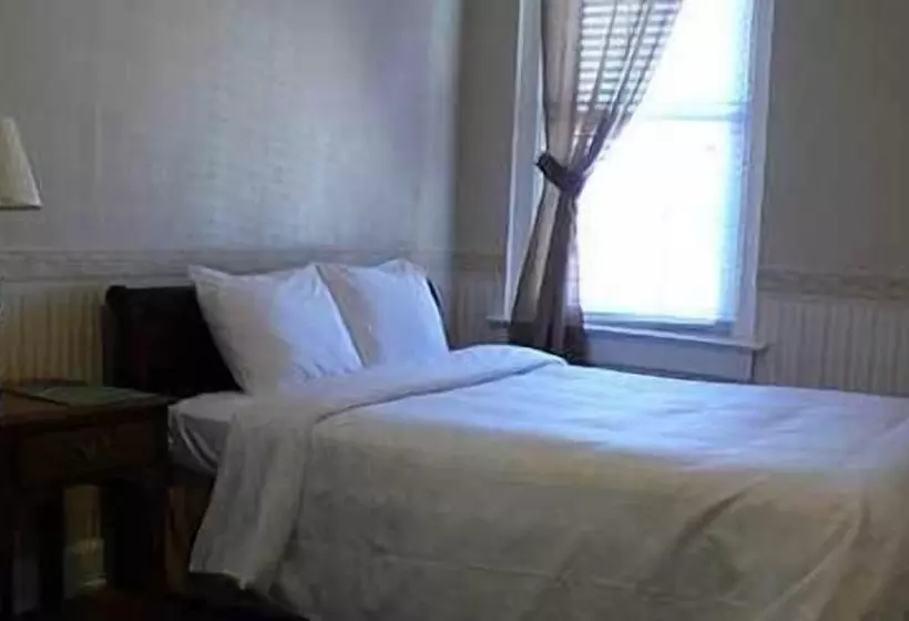 Commodore Hotel & Café