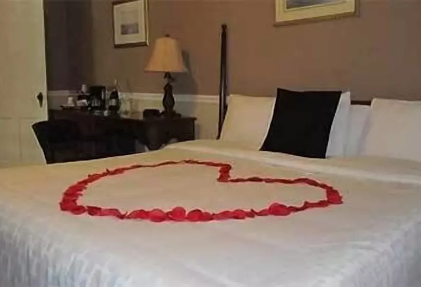 Commodore Hotel & Café