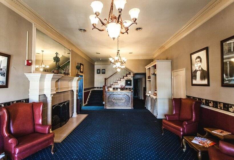 Commodore Hotel & Café