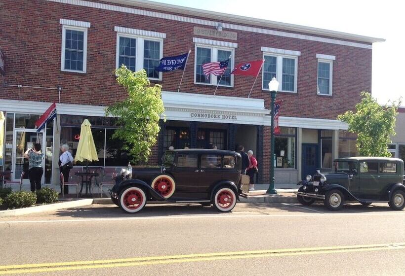 Commodore Hotel & Café