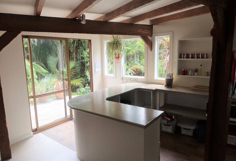 Общежитие Te Nikau Retreat