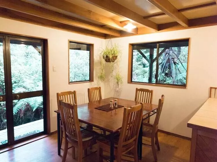 Retkeilymaja Te Nikau Retreat