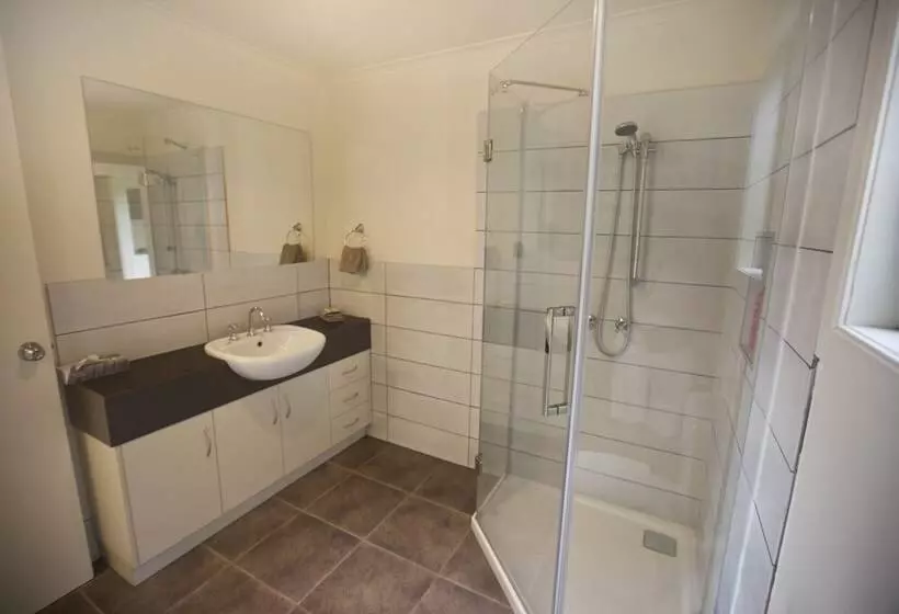 The Shingles Riverside Cottages