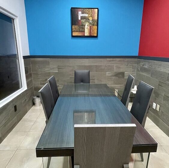 Beverly Hills: Hotel And Business