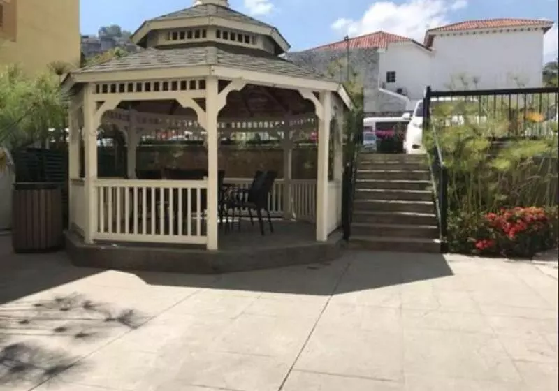 Beverly Hills: Hotel And Business