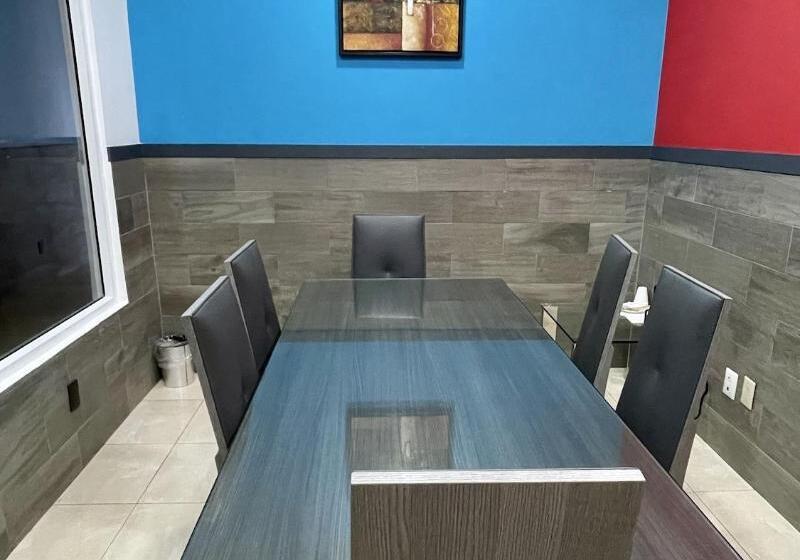 Beverly Hills: Hotel And Business