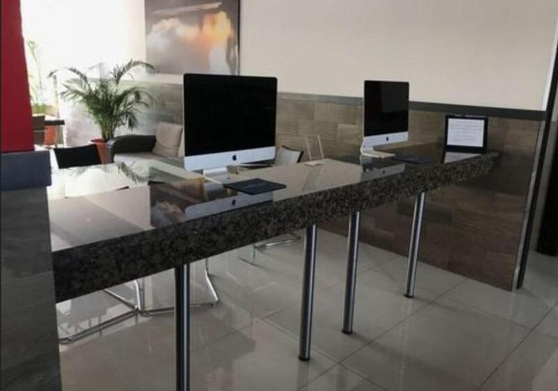 Beverly Hills: Hotel And Business