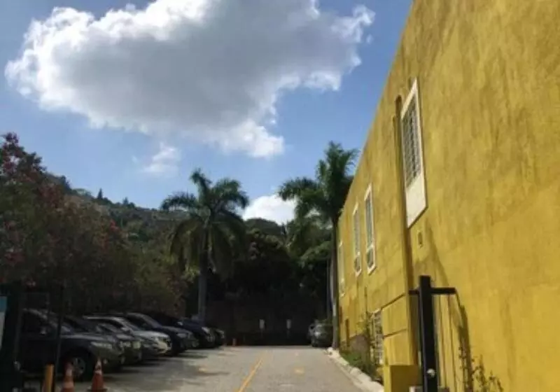 Beverly Hills: Hotel And Business