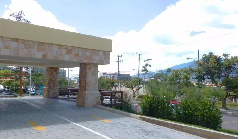 Beverly Hills: Hotel And Business