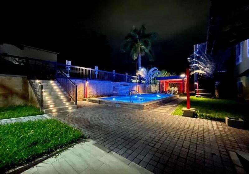 Beverly Hills: Hotel And Business