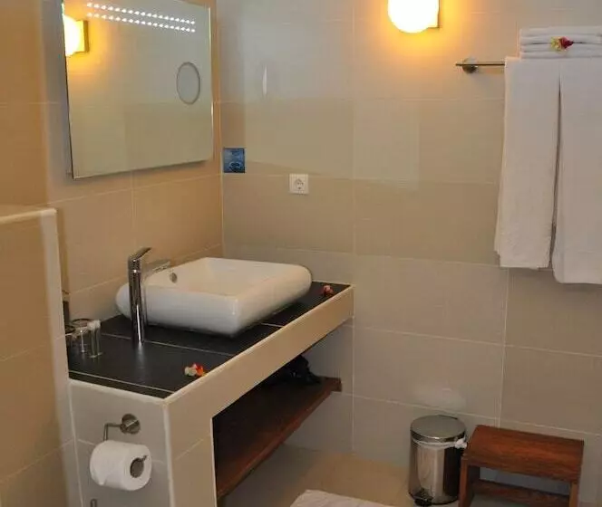 Leo S Beach Hotel & Restaurant Adults Only