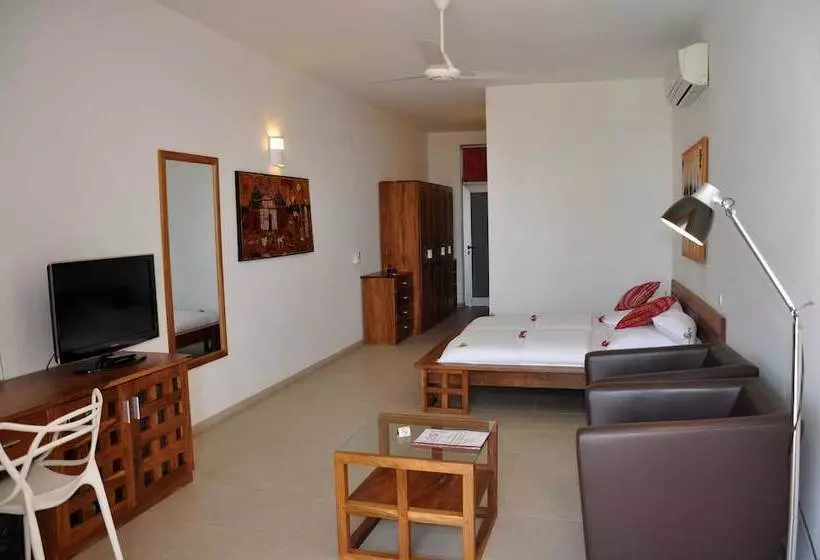 Leo S Beach Hotel & Restaurant Adults Only