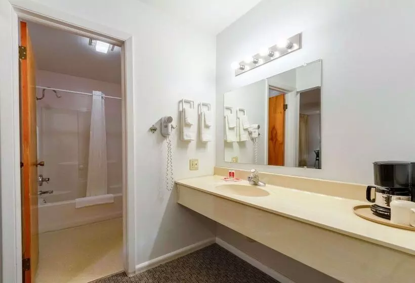 Hotelli Econo Lodge Lakeshore