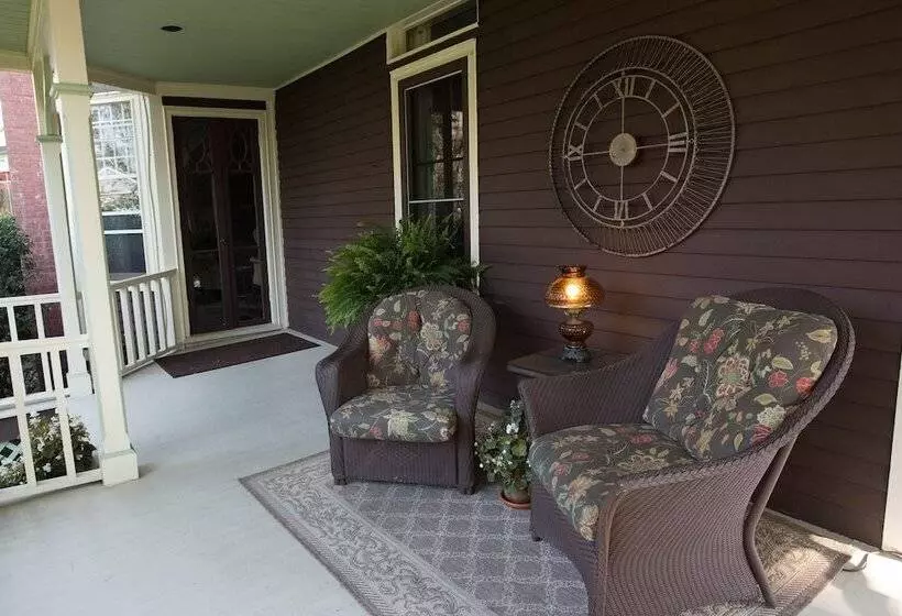 Ivy Lodge Bed & Breakfast