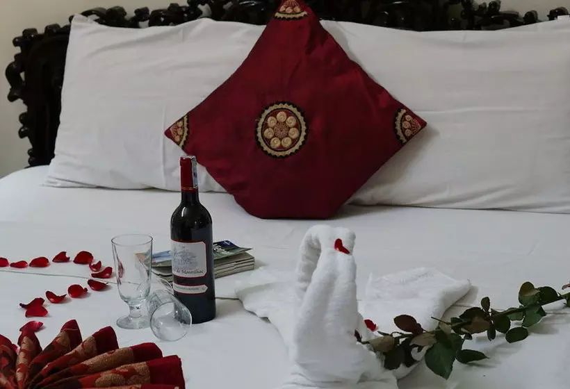 هاستل Hanoi Golden Moon Guest House & Travel