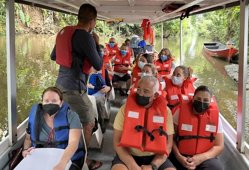 Отель Lirio Lodge