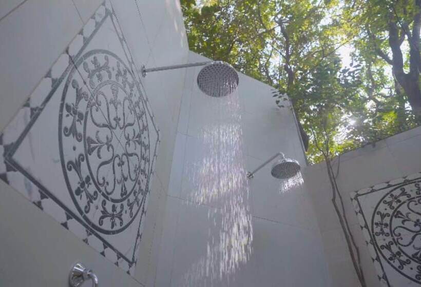 Отель The Machan