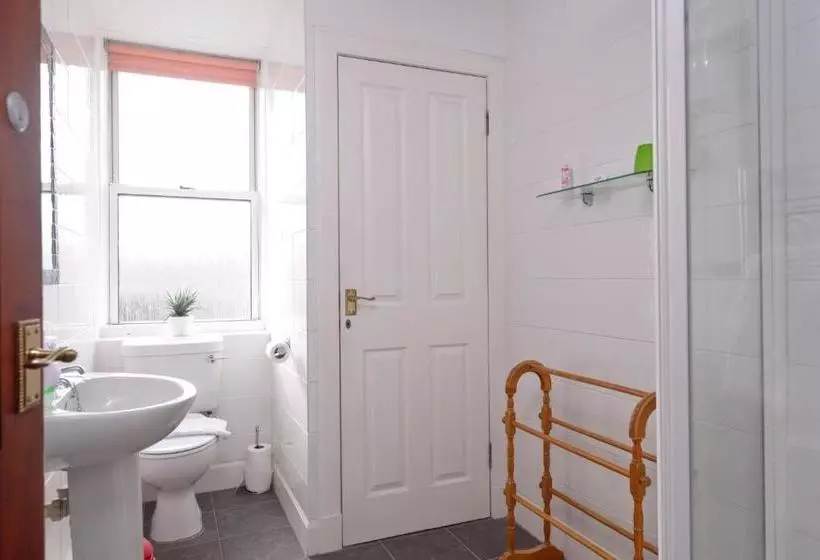 پانسیون Canadale Guest House