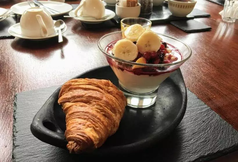 پانسیون Canadale Guest House