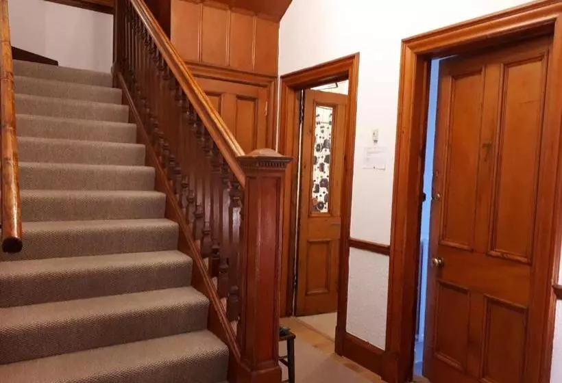 پانسیون Canadale Guest House