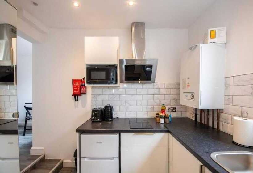 Отель Oyo Five Seasons  Liverpool City L7