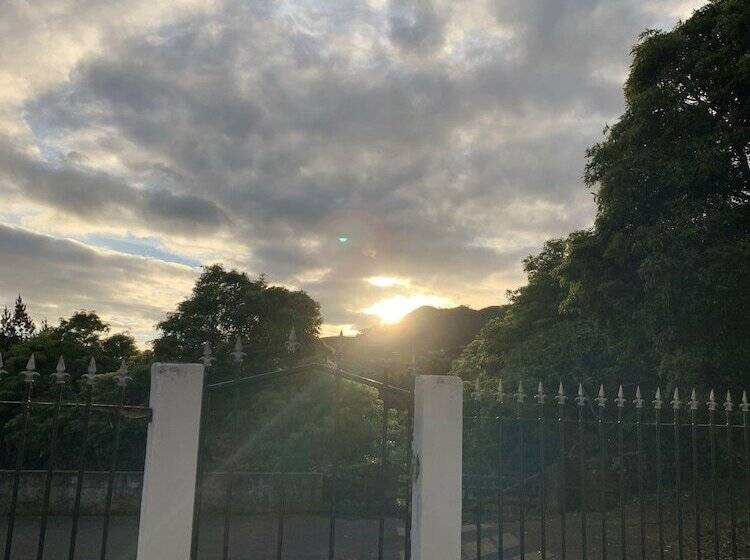 اقامتگاه Charming 3 Bed House