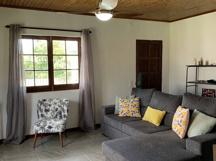 اقامتگاه Charming 3 Bed House