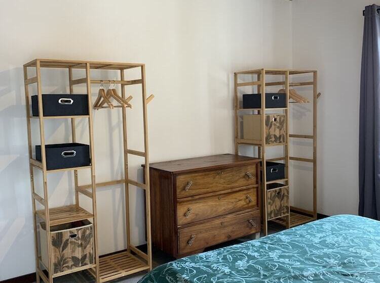 اقامتگاه Charming 3 Bed House