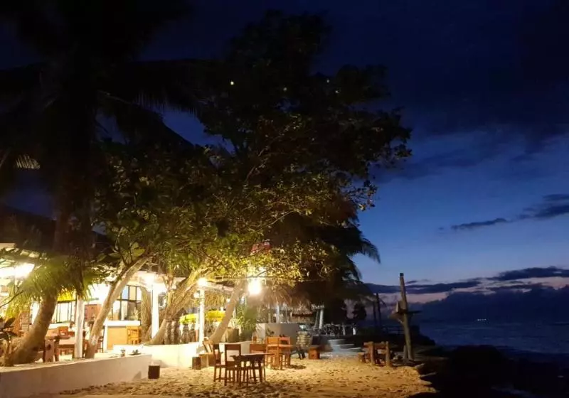 Hotelli Reddoorz @ Evangeline Beach Resort