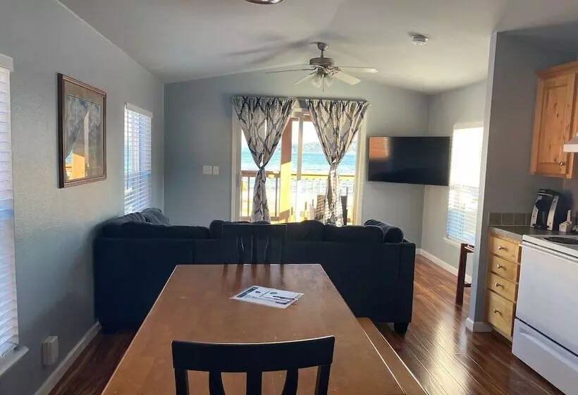 Motelli Watefront At Potlatch