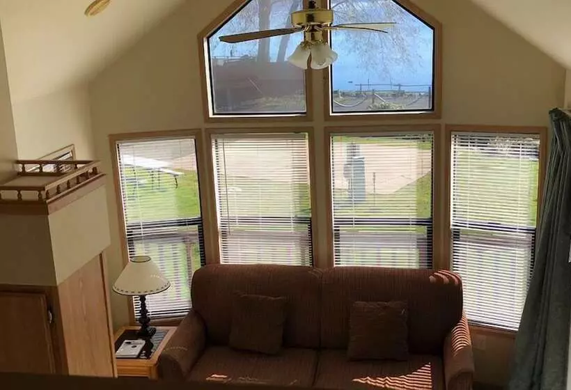 Motelli Watefront At Potlatch