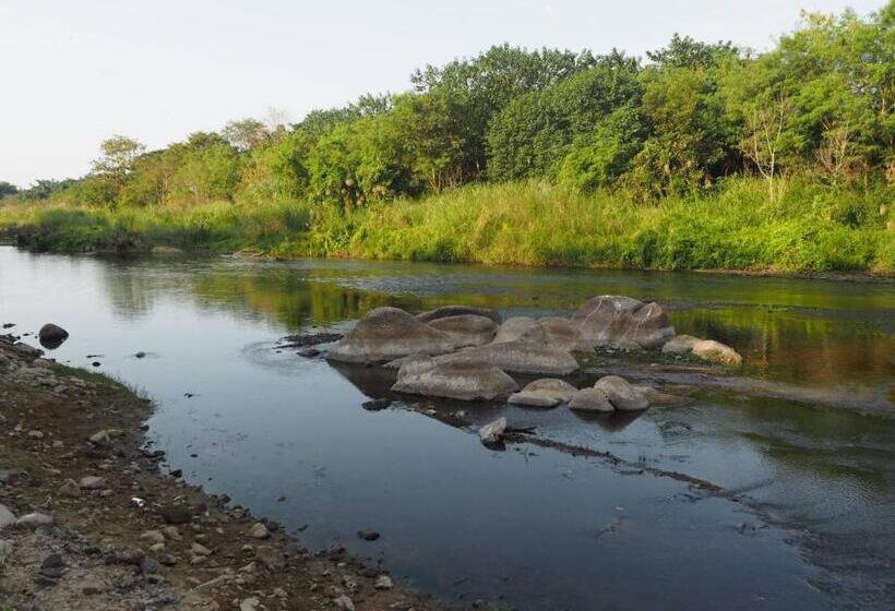 Bed and Breakfast Baan Naratawan