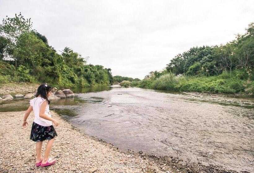 Bed and Breakfast Baan Naratawan