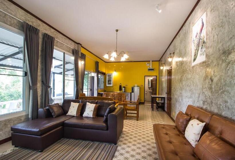 Bed and Breakfast Baan Naratawan