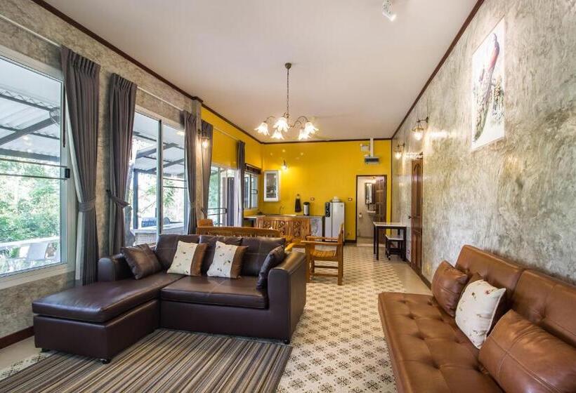 Bed and Breakfast Baan Naratawan