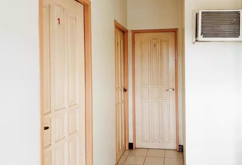 ホテル Reddoorz Near Davao Airport