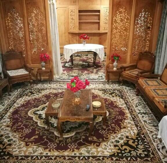 مبيت وإفطار Umbrella Group Of House Boat