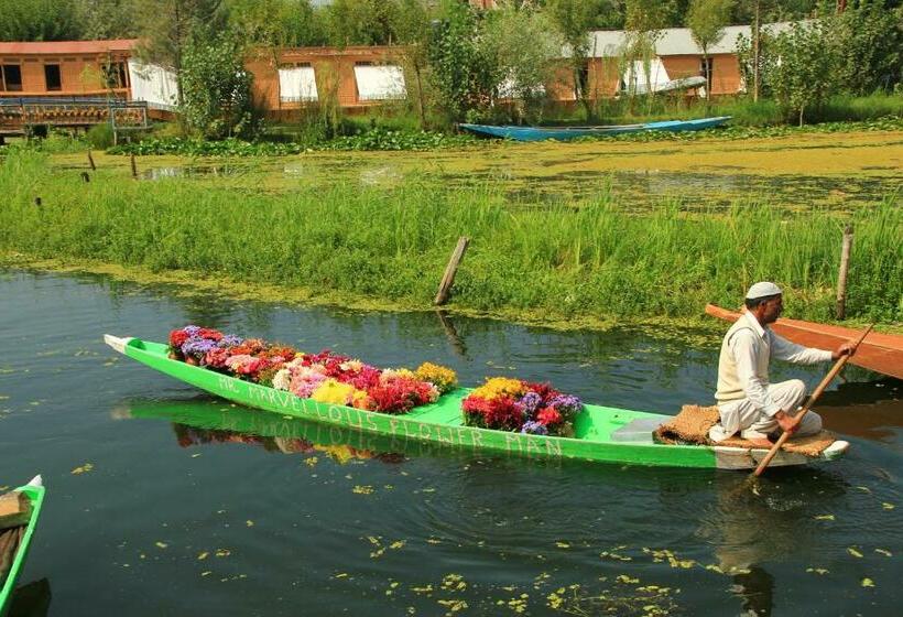 مبيت وإفطار Umbrella Group Of House Boat