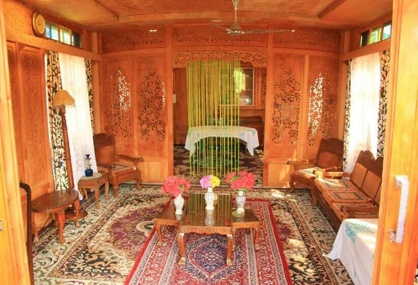 مبيت وإفطار Umbrella Group Of House Boat