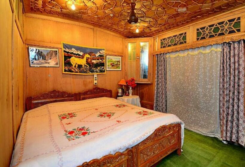 مبيت وإفطار Umbrella Group Of House Boat