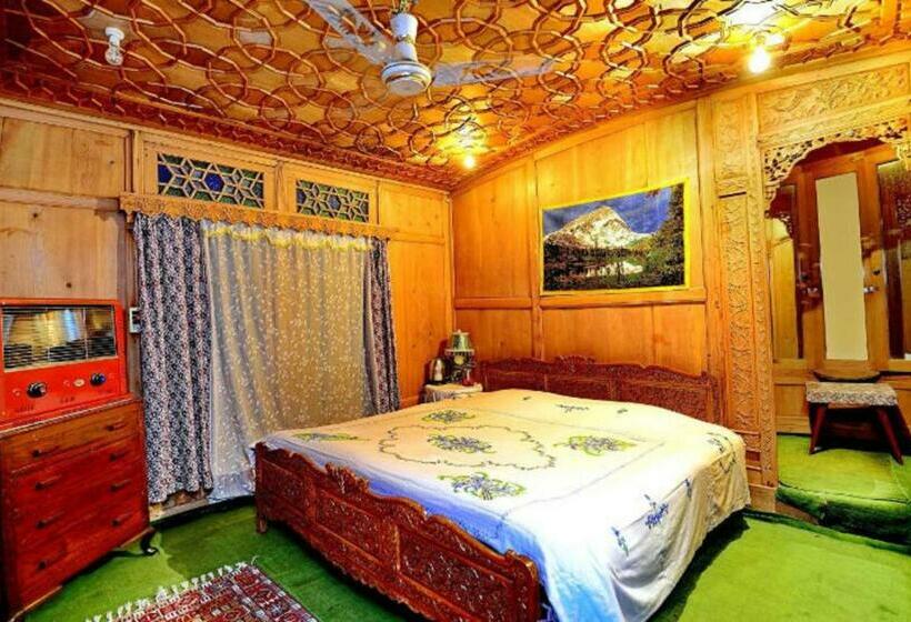 مبيت وإفطار Umbrella Group Of House Boat