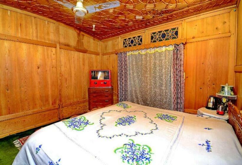 مبيت وإفطار Umbrella Group Of House Boat