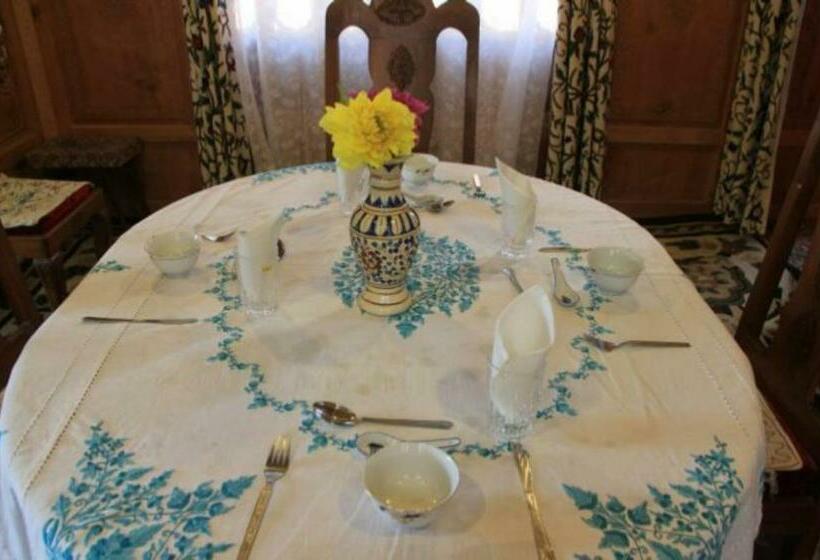 مبيت وإفطار Umbrella Group Of House Boat