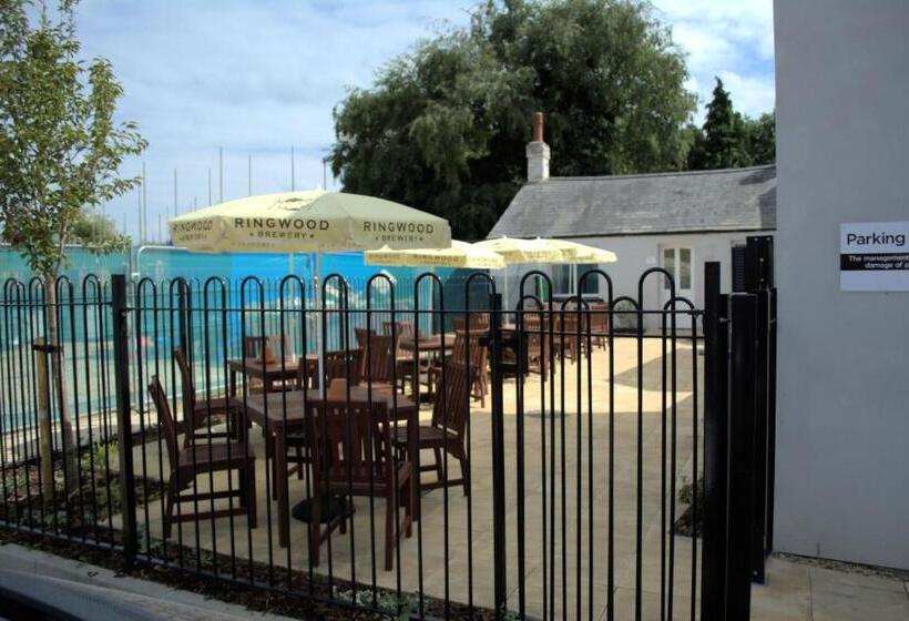 בית מלון כפרי The Swan @old Stratford