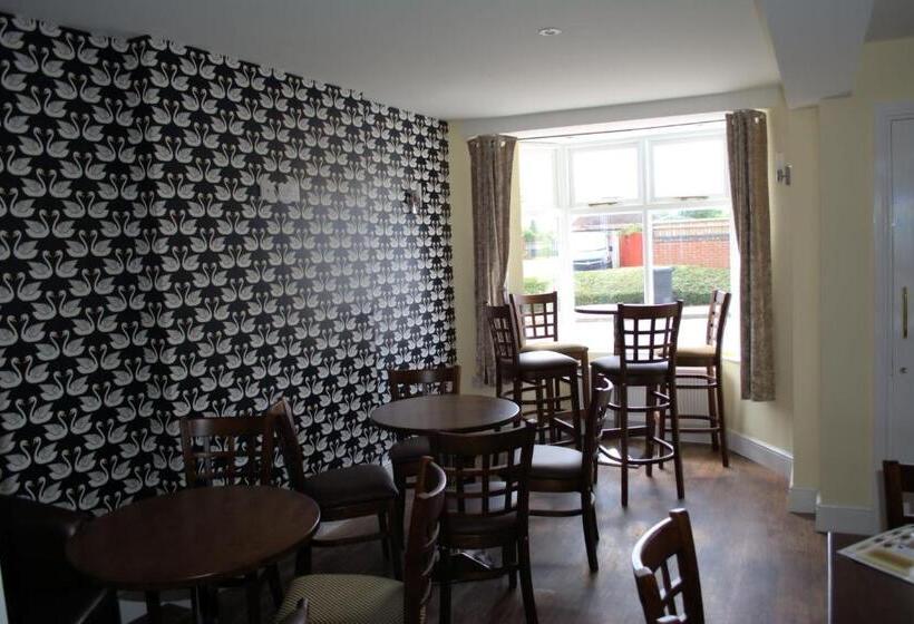 בית מלון כפרי The Swan @old Stratford