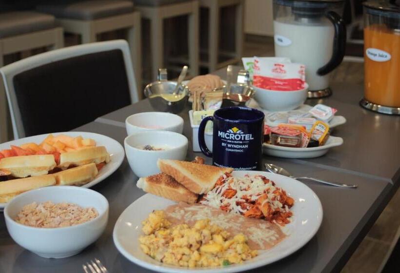 Microtel Inn & Suites By Wyndham Cuauhtemoc Campos Menonitas