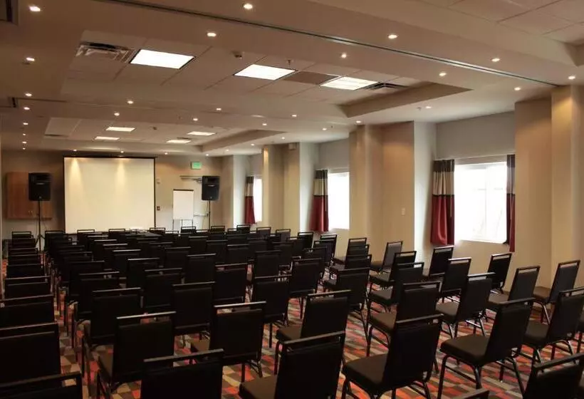 Microtel Inn & Suites By Wyndham Cuauhtemoc Campos Menonitas