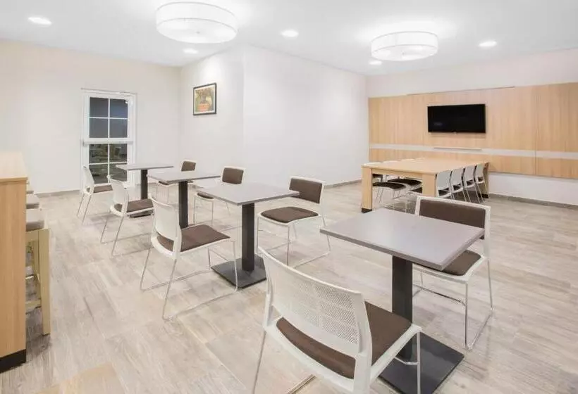 Microtel Inn & Suites By Wyndham Cuauhtemoc Campos Menonitas