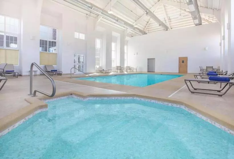 Microtel Inn & Suites By Wyndham Cuauhtemoc Campos Menonitas