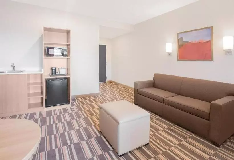 Microtel Inn & Suites By Wyndham Cuauhtemoc Campos Menonitas